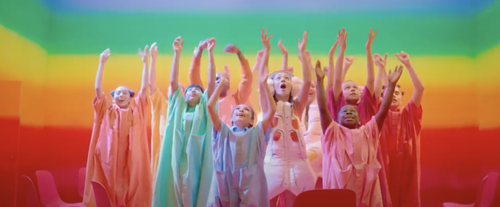 Sia regresa con su nueva canción "Together"