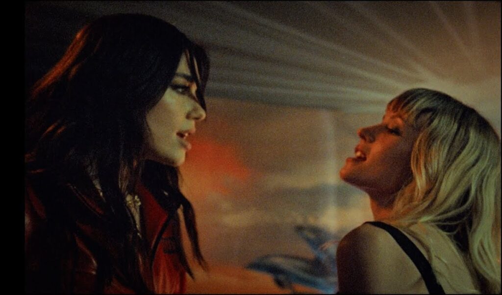 Dua Lipa estrena su nuevo video "Fever" junto a Angèle