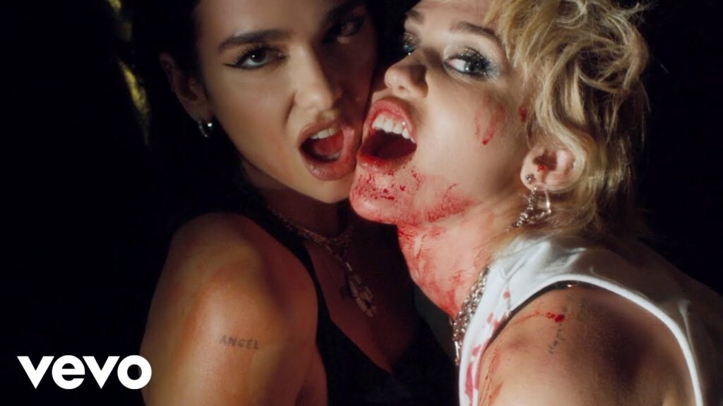Ya está aquí "Prisoner", el sangriento vídeo de Dua Lipa y Miley Cyrus