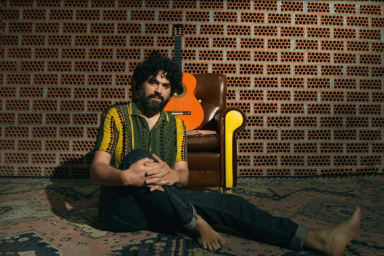 Chiki Lora presenta "Ojos Negros"