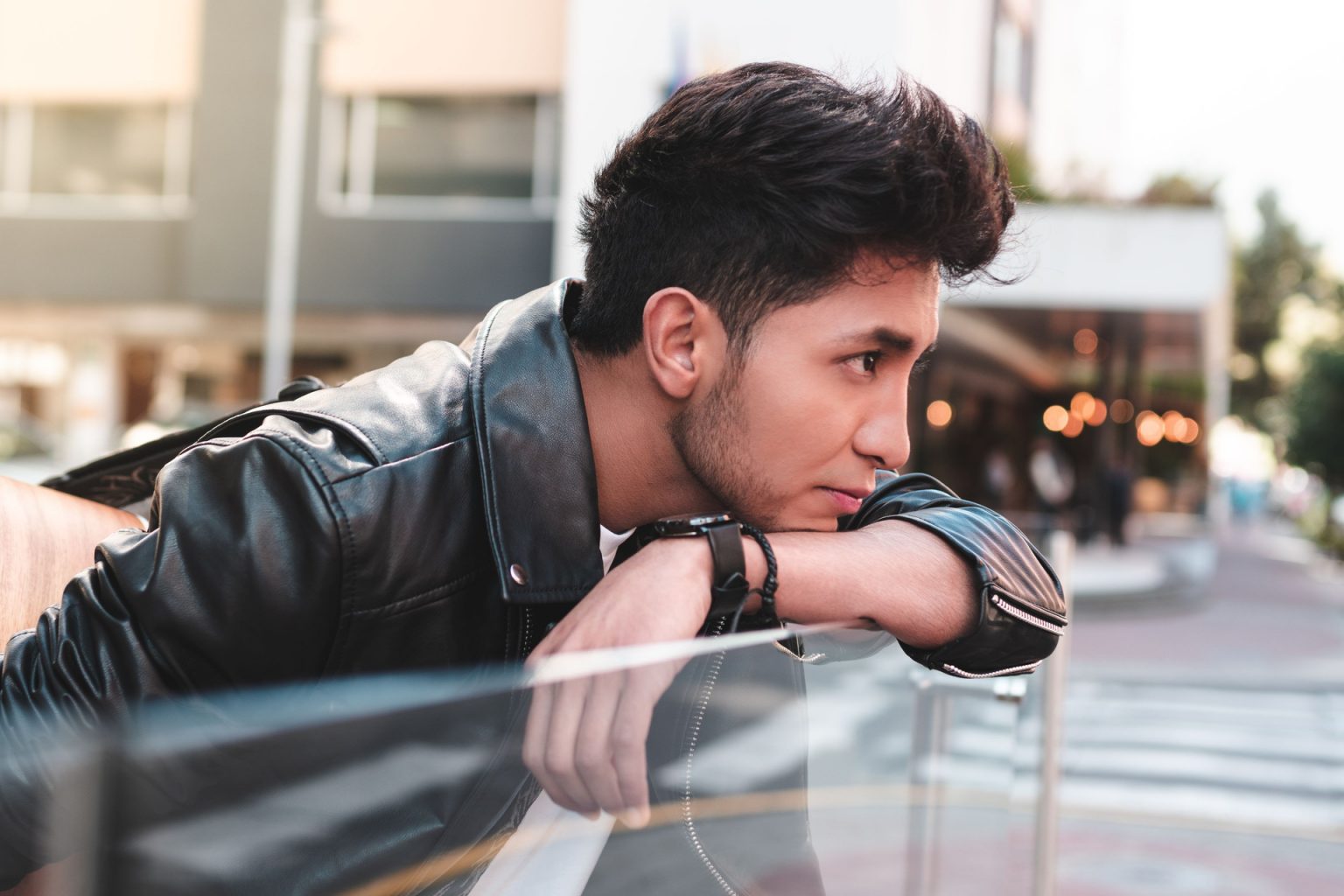 Pablo Rohan el artista ecuatoriano que quiere unir naciones con su música