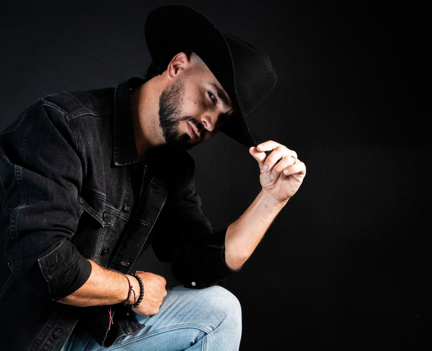 Miguel Vaquero estrena “No es por despecho”, una canción para ahogar las penas con ritmo y sentimiento